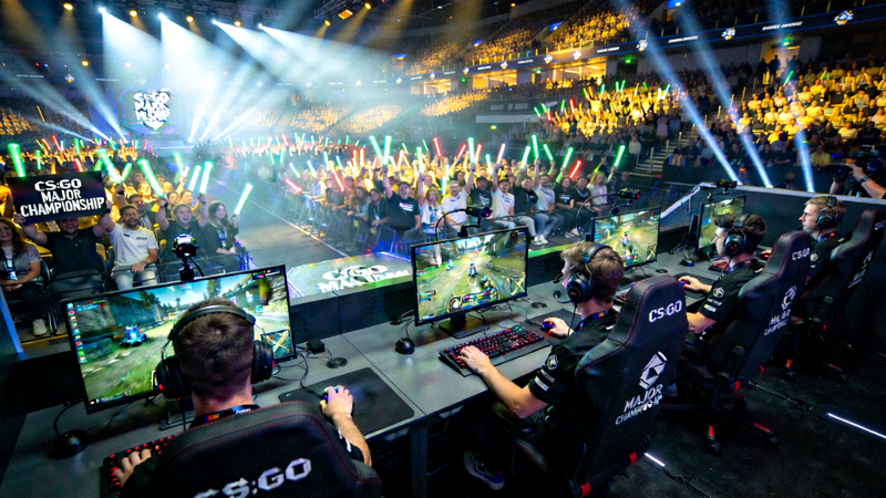 CS:GO Major锦标赛决赛现场 - 选手专注操作，观众热情高涨